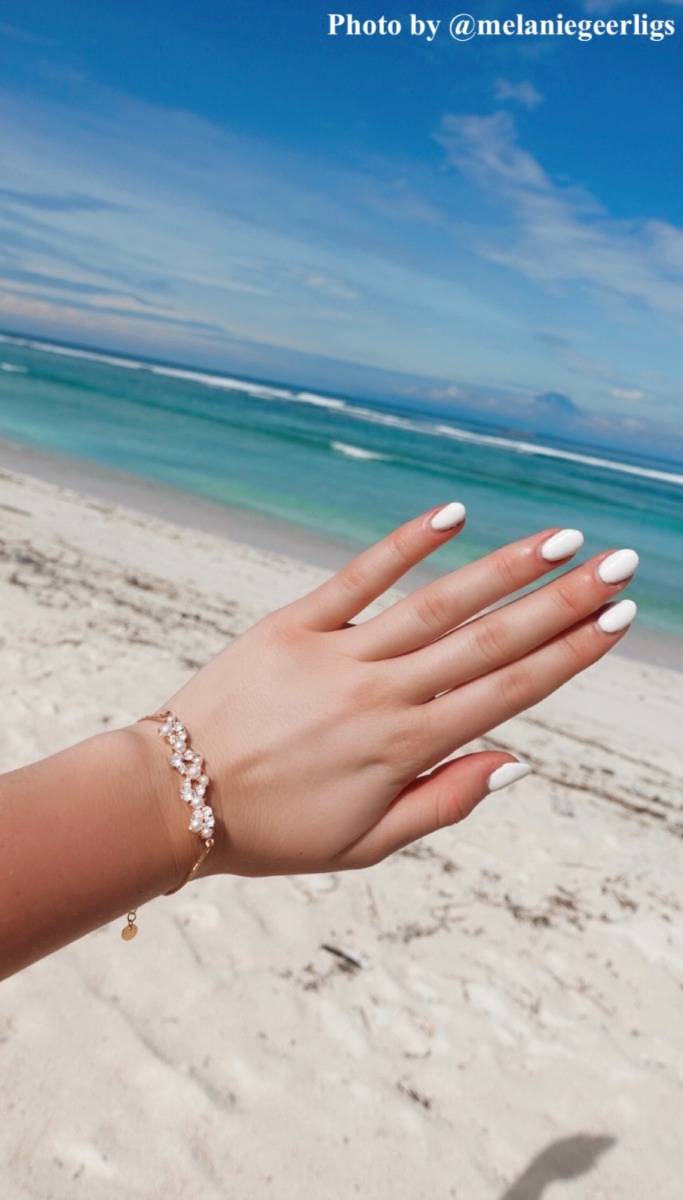 Influencer met sparkle armband.
