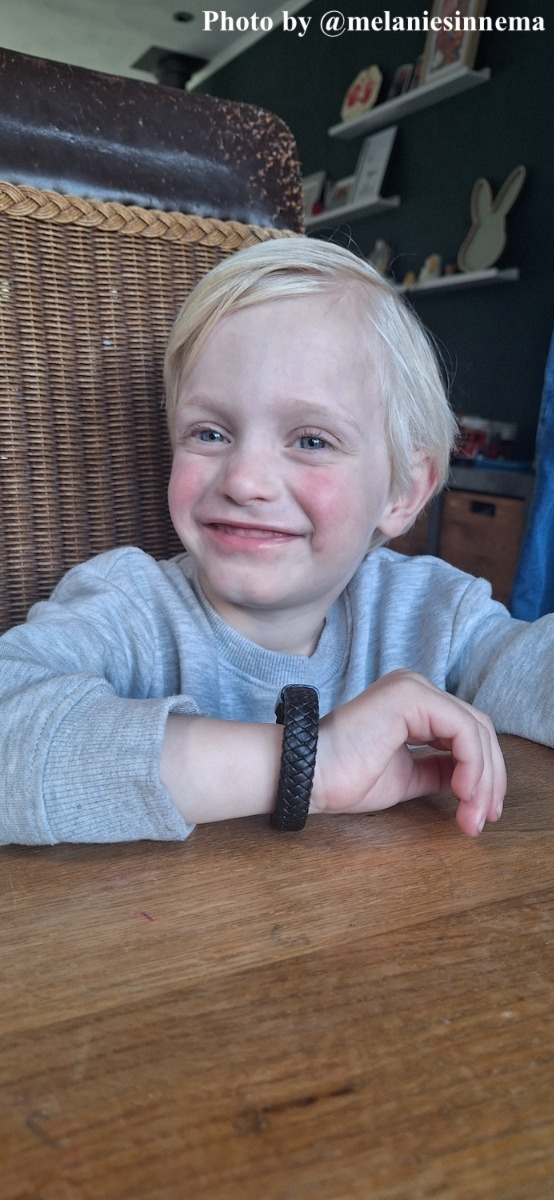 Influencer met de jongens leren armband
