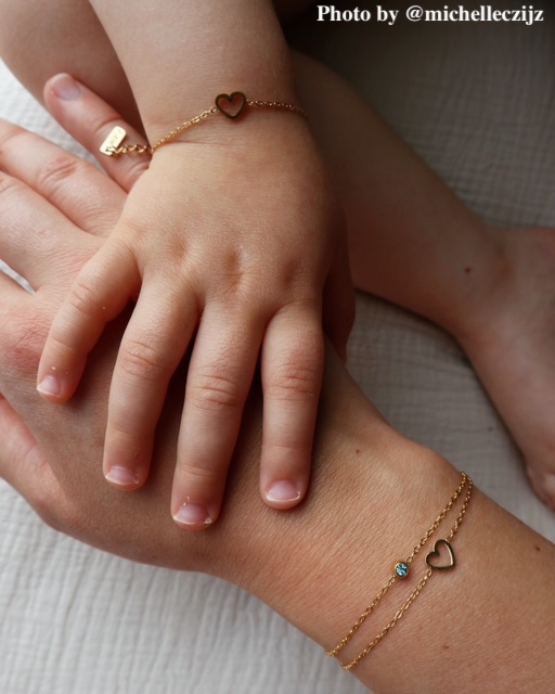 Influencer met birthstone armband