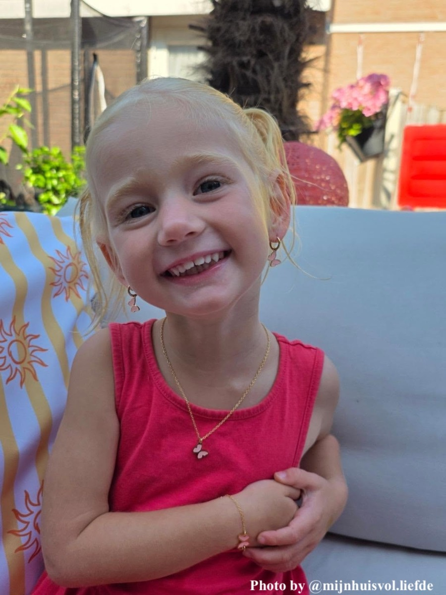 Influencer meisje met sieraden set