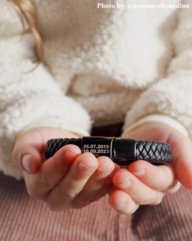 Influencer met de zwarte heren armband.