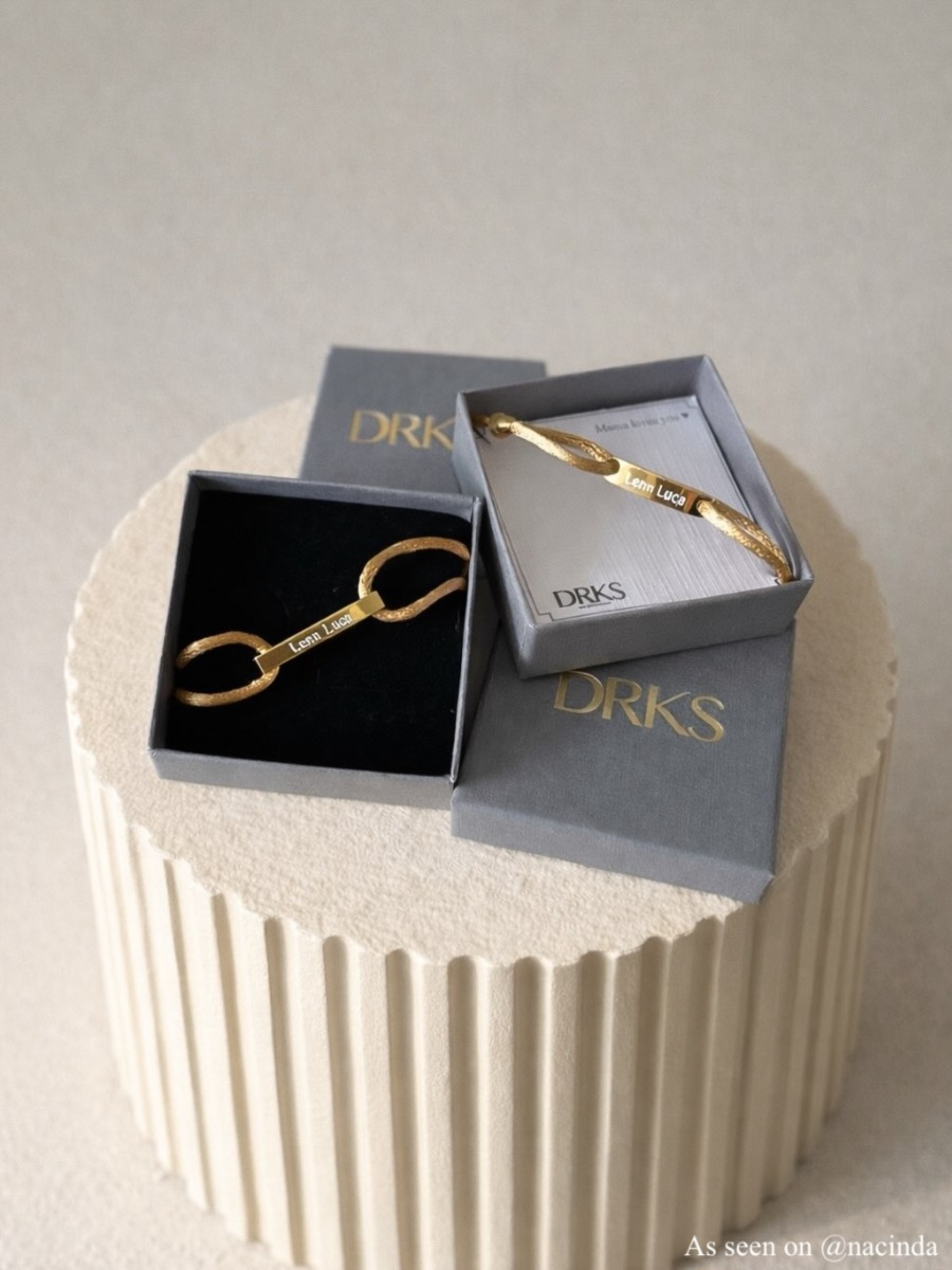 Gouden graveerbare armbanden in doosjes