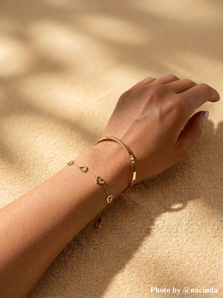 Influencer met goudkleurige armband