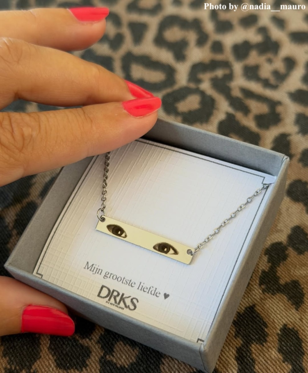 Influencer met zilverkleurige graveerbare ketting