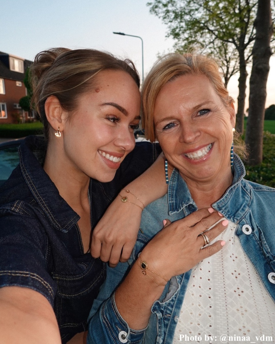Mom and daughter met hartjes oorbellen.