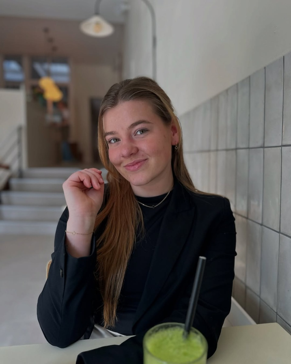 model met DRKS clover oorbellen. 