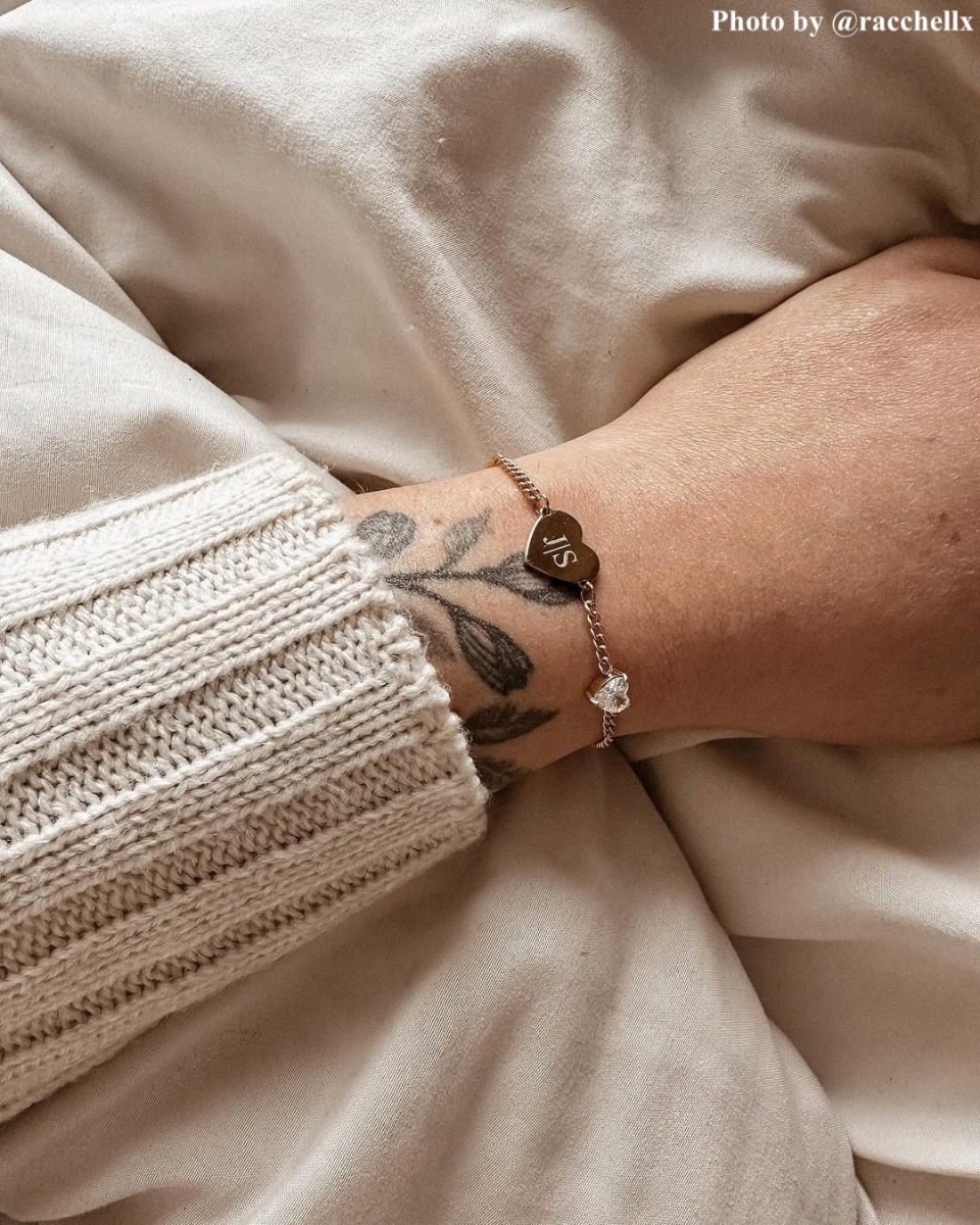 Influencer met goud armbandje