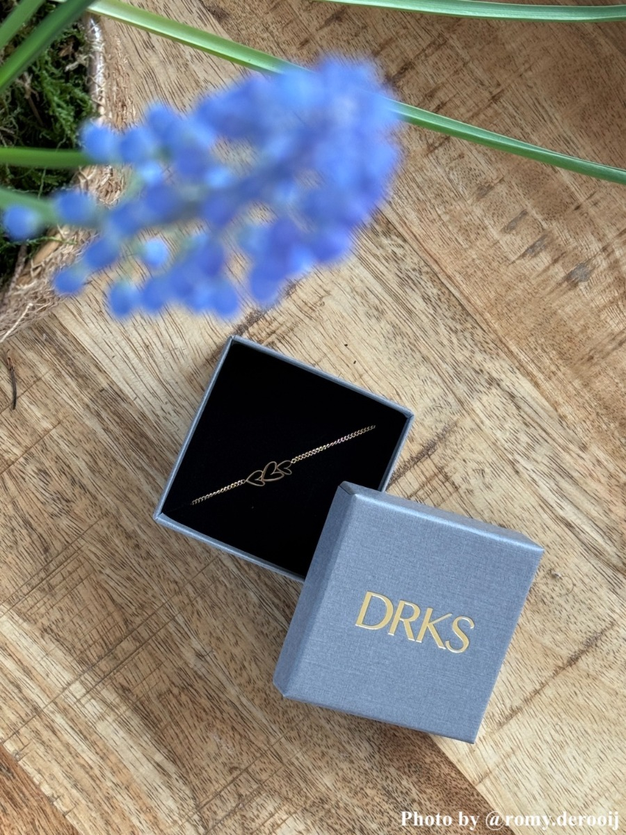 Influencerfoto met sieradendoosje met gouden hartjes armband