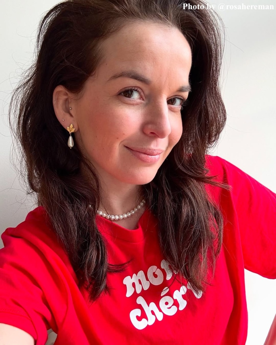 Influencer met de gouden oorbellen.