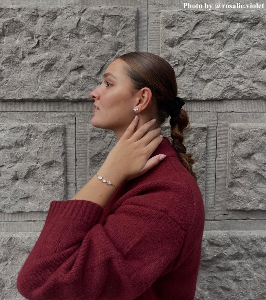 influencer draagt oorbellen