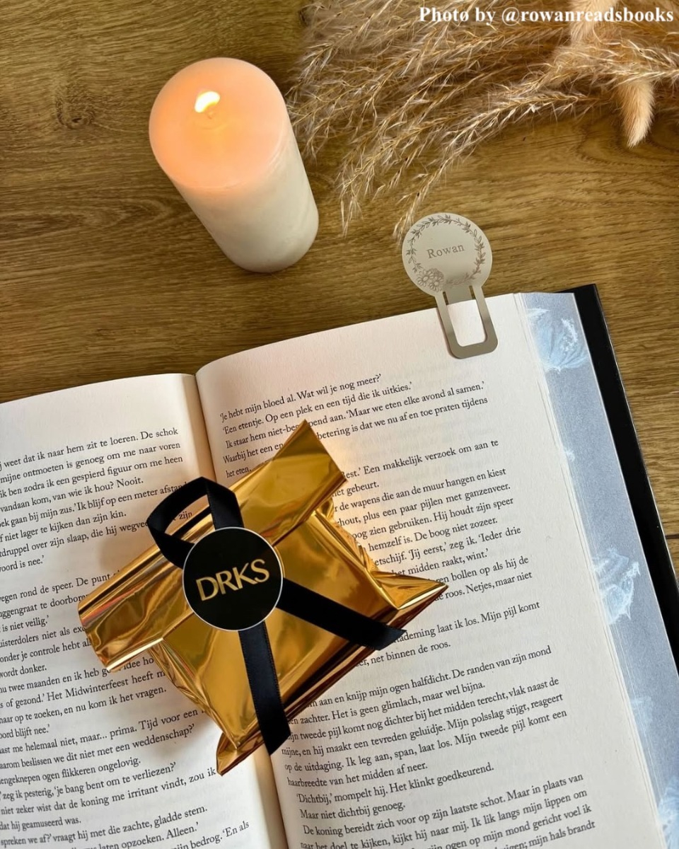Influencers met zilveren boekenlegger