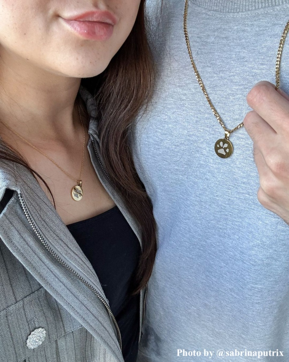 Influencer met hondenpoot ketting