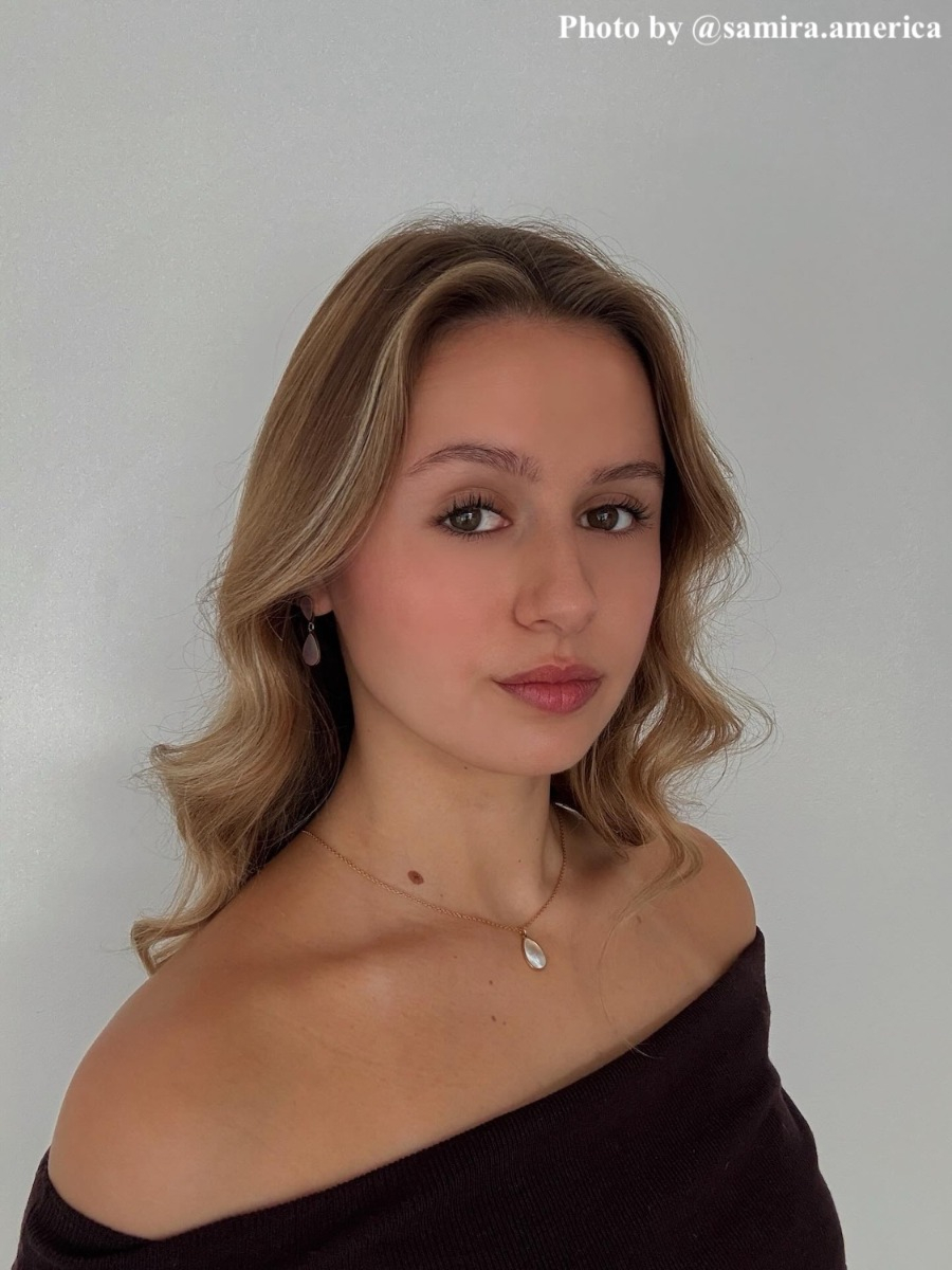 influencer draagt parelmoer ketting
