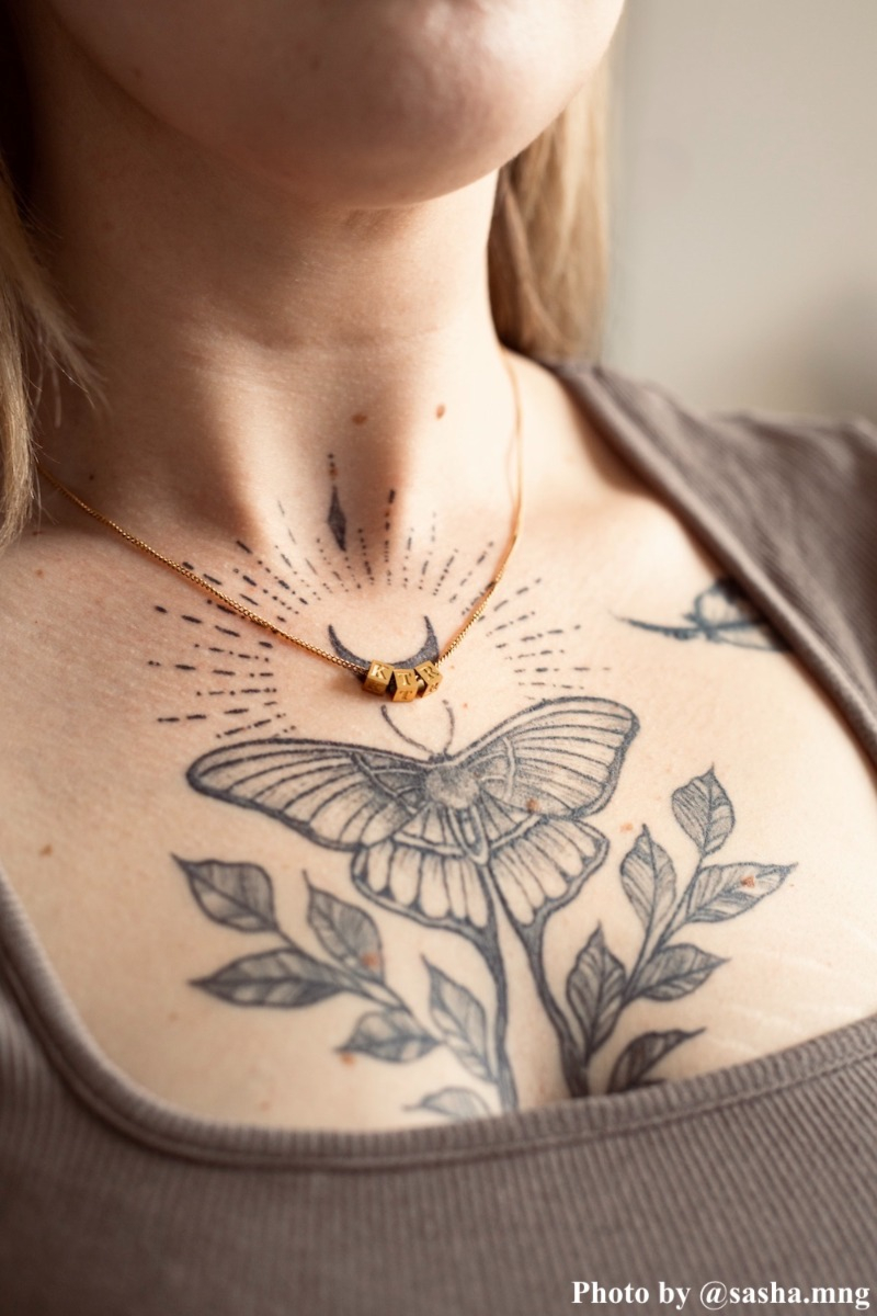 Influencer met letter cube ketting.