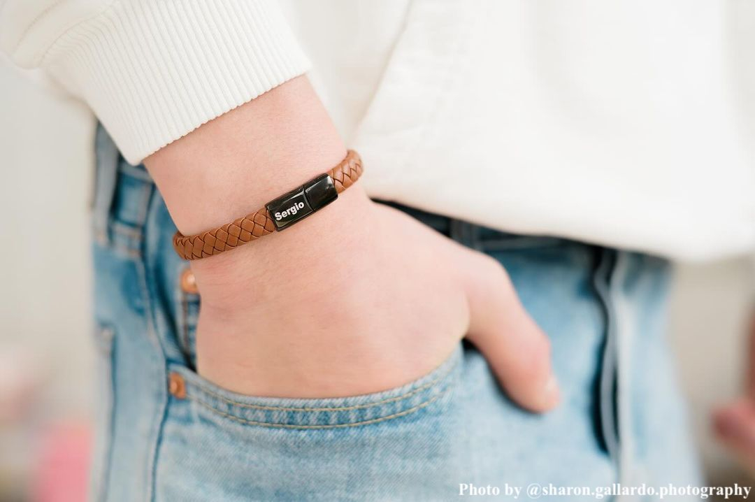 Influencer met graveerbare armband bruin