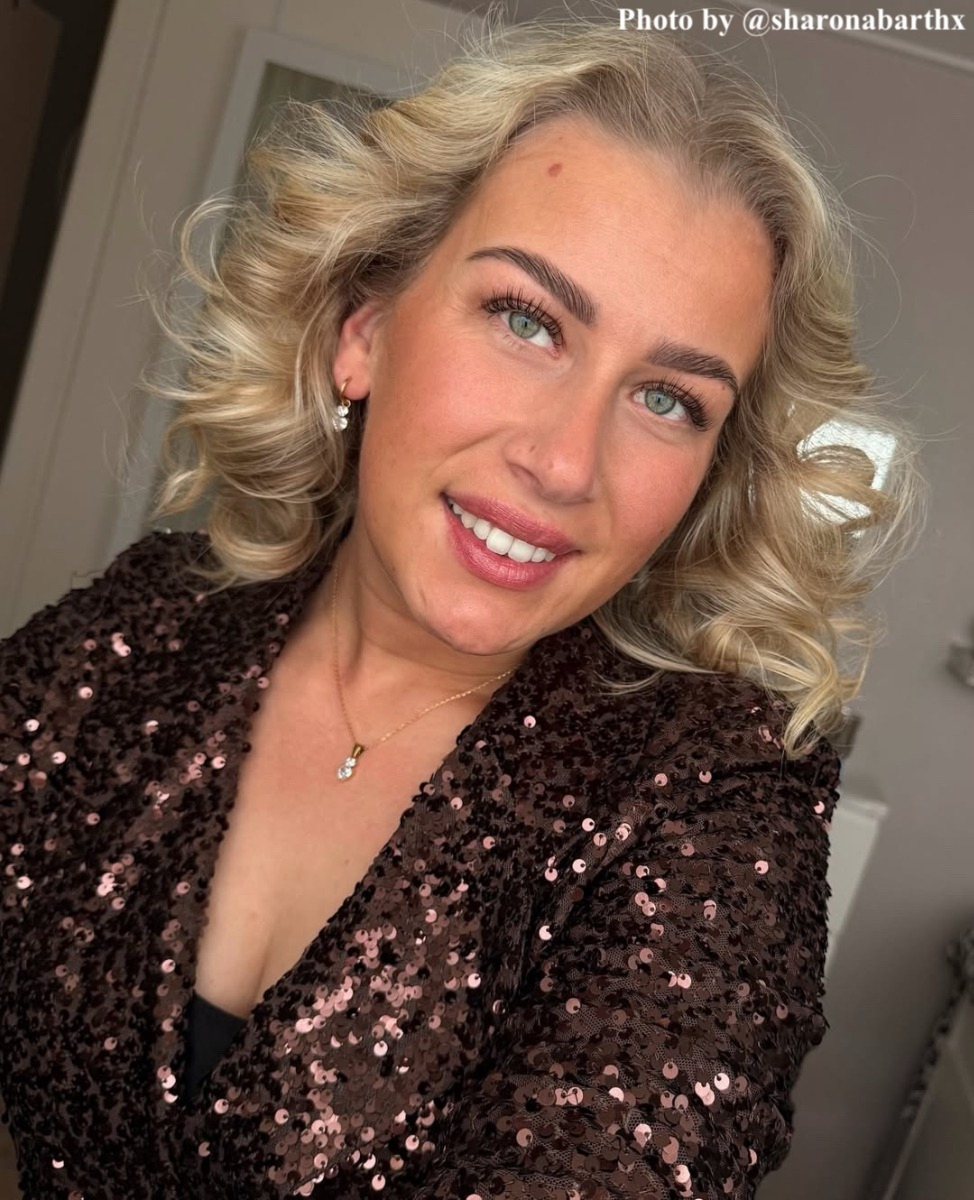 Influencer draagt gouden ketting met steentjes