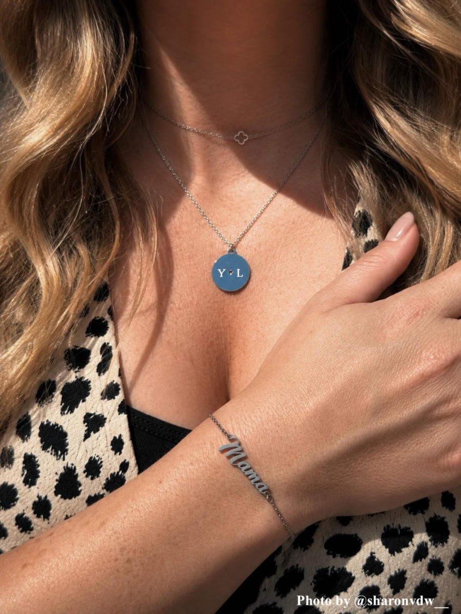 Influencer met zilveren sieraden