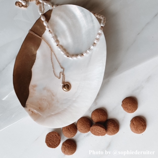 Influencer met parelketting