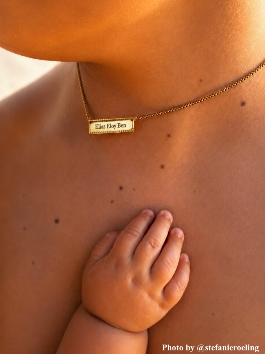 Influencer met gouden ketting
