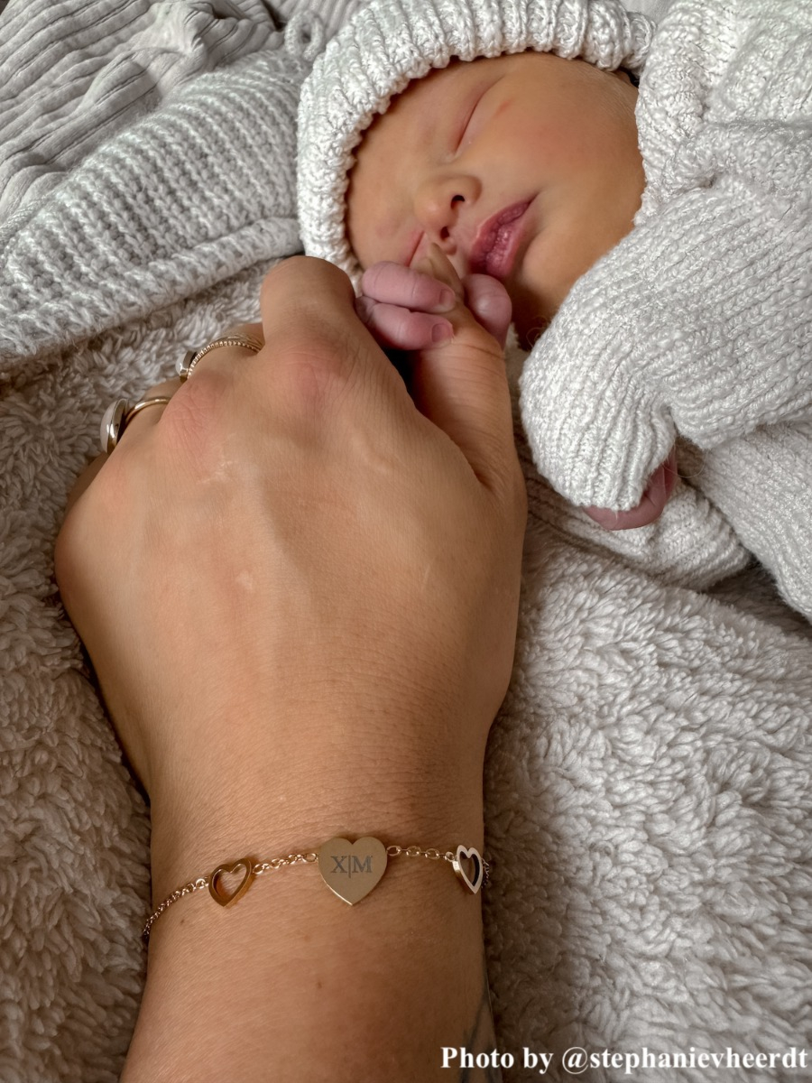 Initial armband with triple love goudkleurig