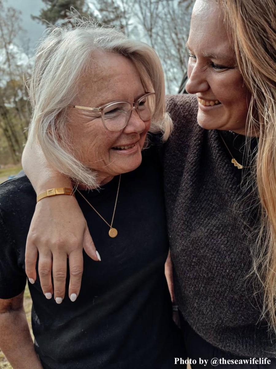 Influencer draagt gouden graveerbare armband