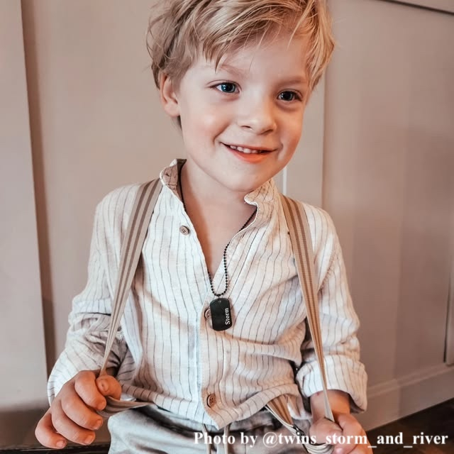 Influencer met de dog tag ketting.

