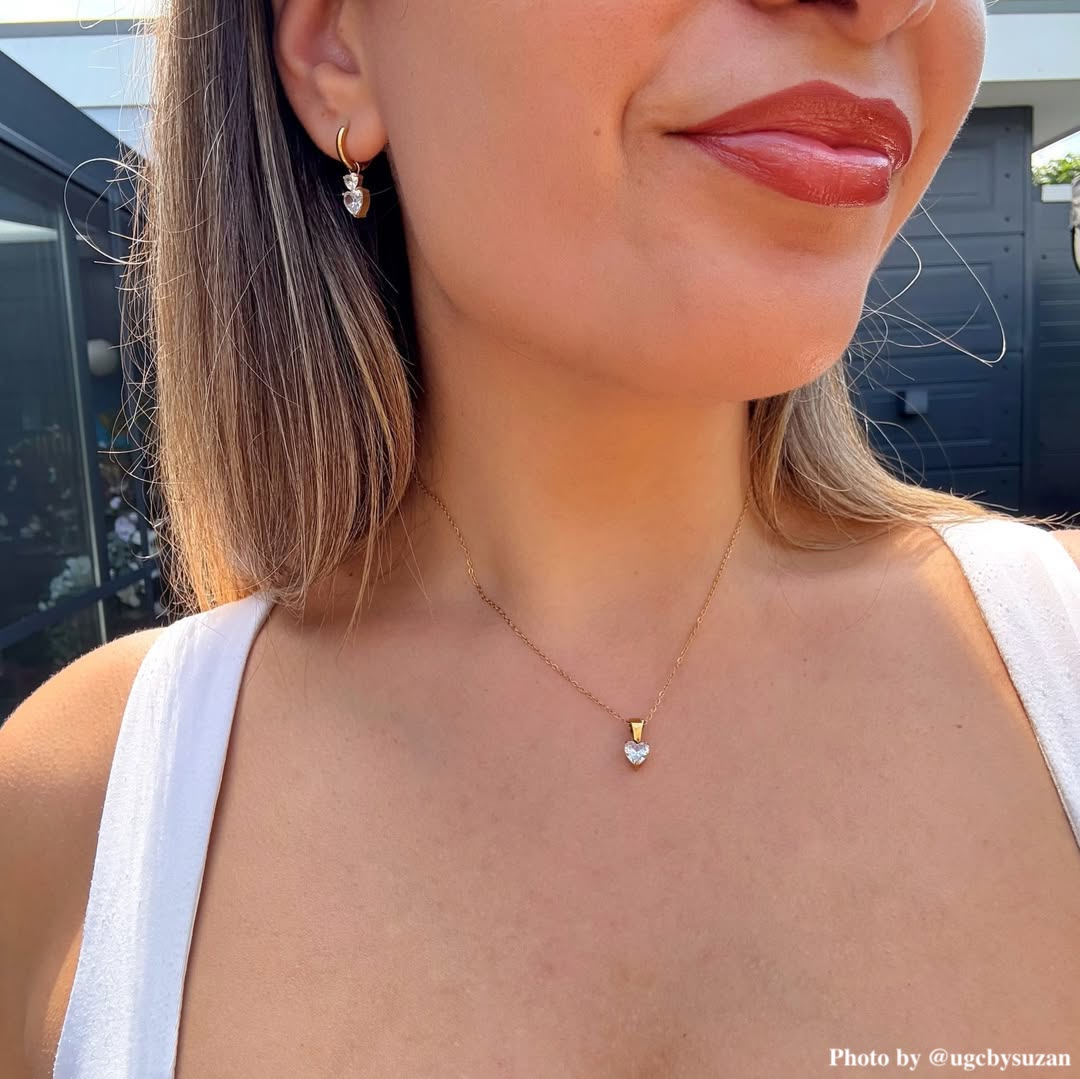 Influencer met gouden sieraden