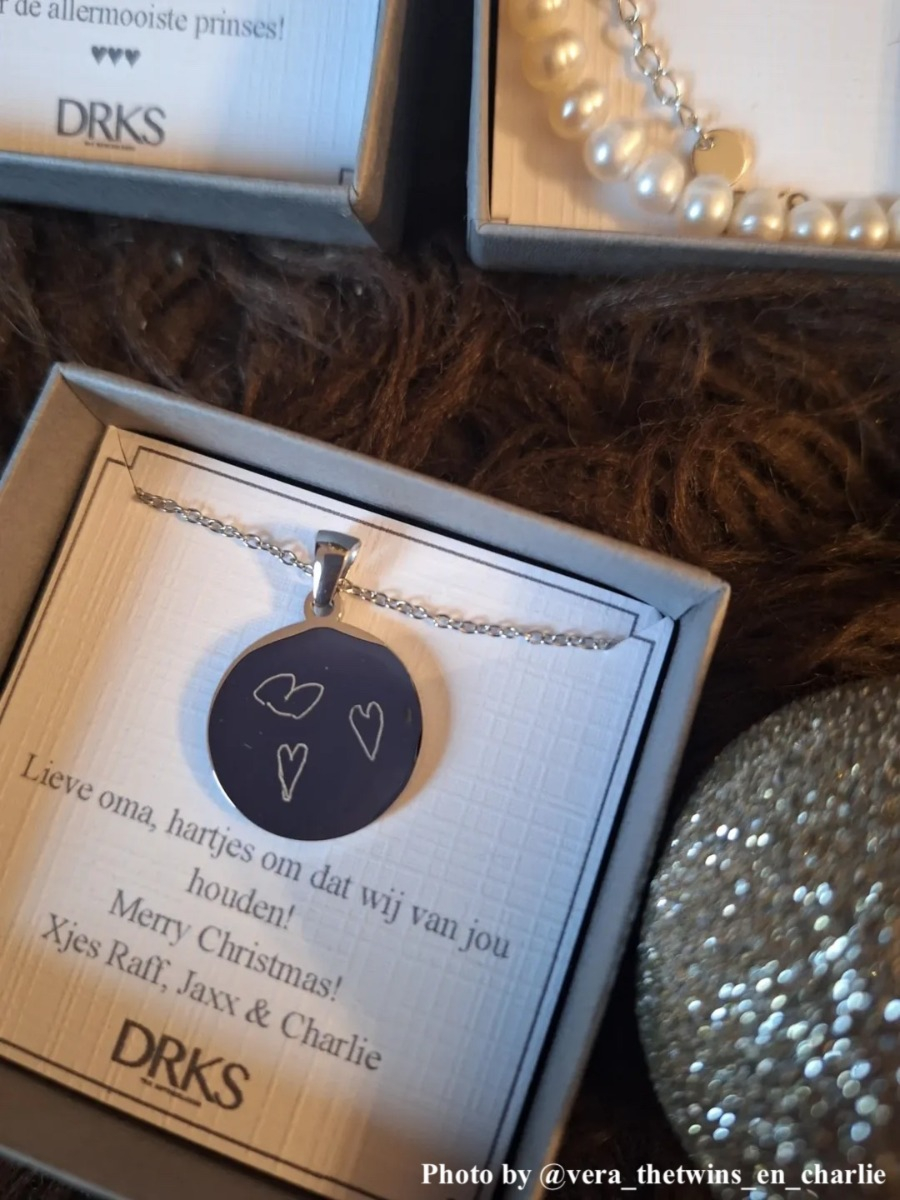 influencer ketting kindertekening graveerbaar, hartjes van kinderen getekend voor oma kerst