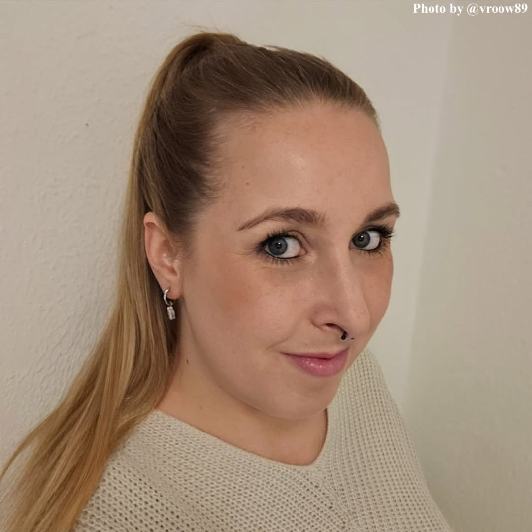 Model met de special gift earrings.