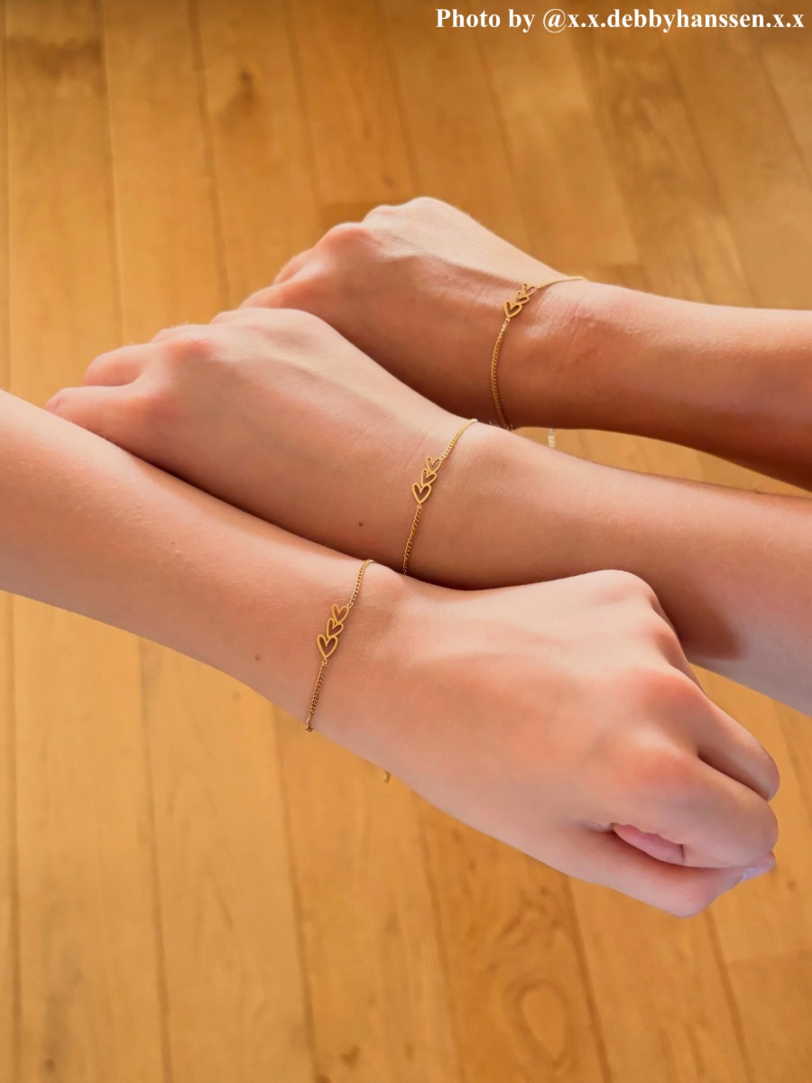 3 influencers met armbandje