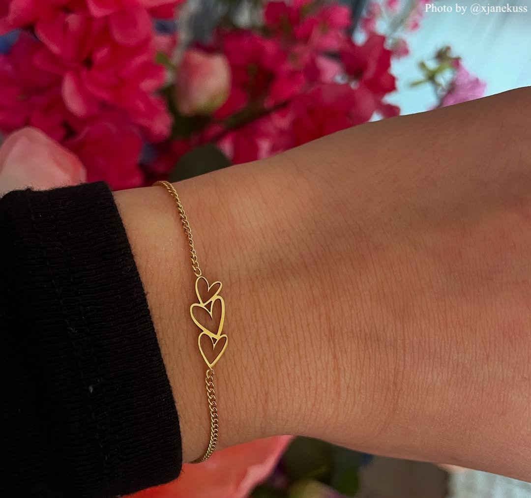 Influencer met triple heart armband