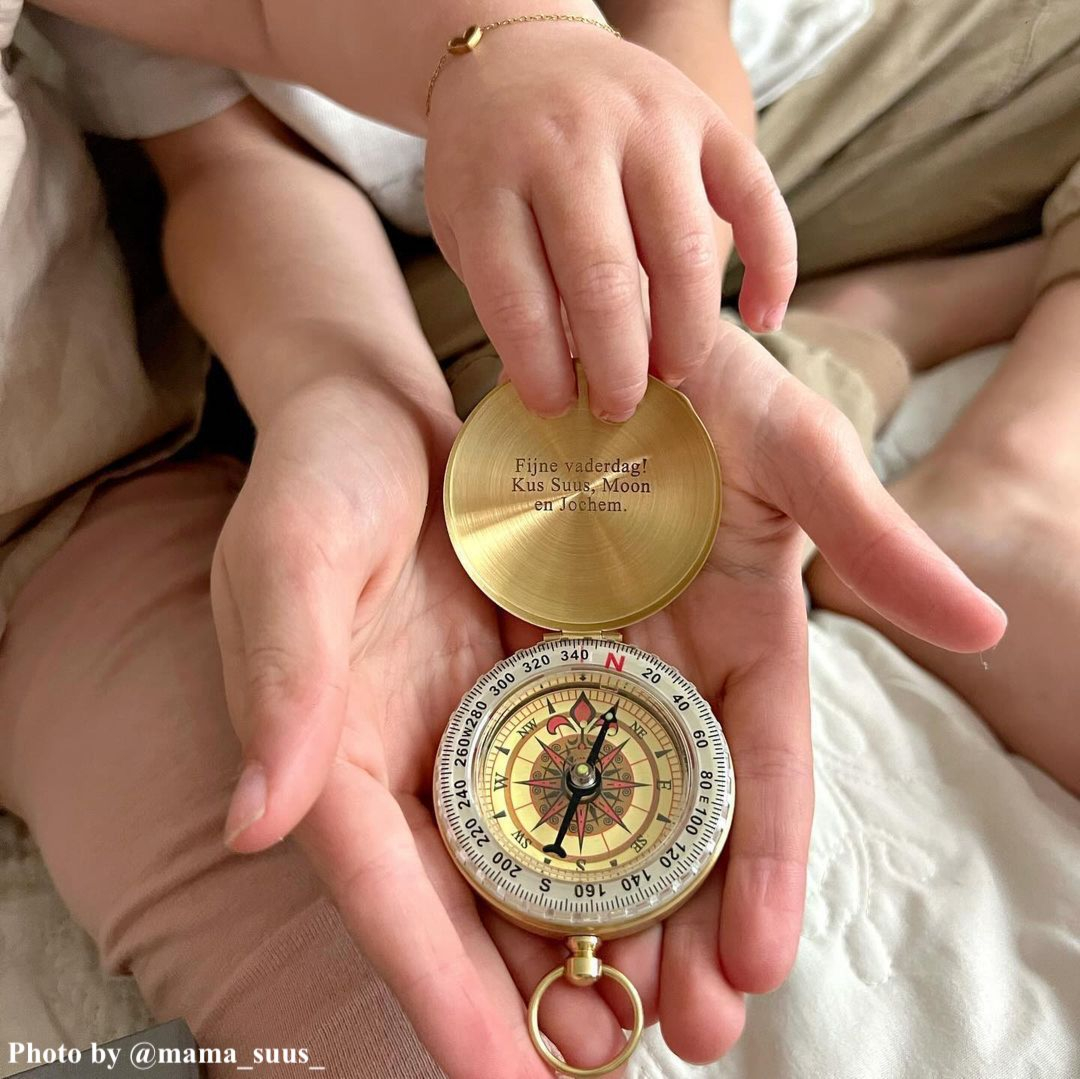 Influencer met gouden kompas met gravering