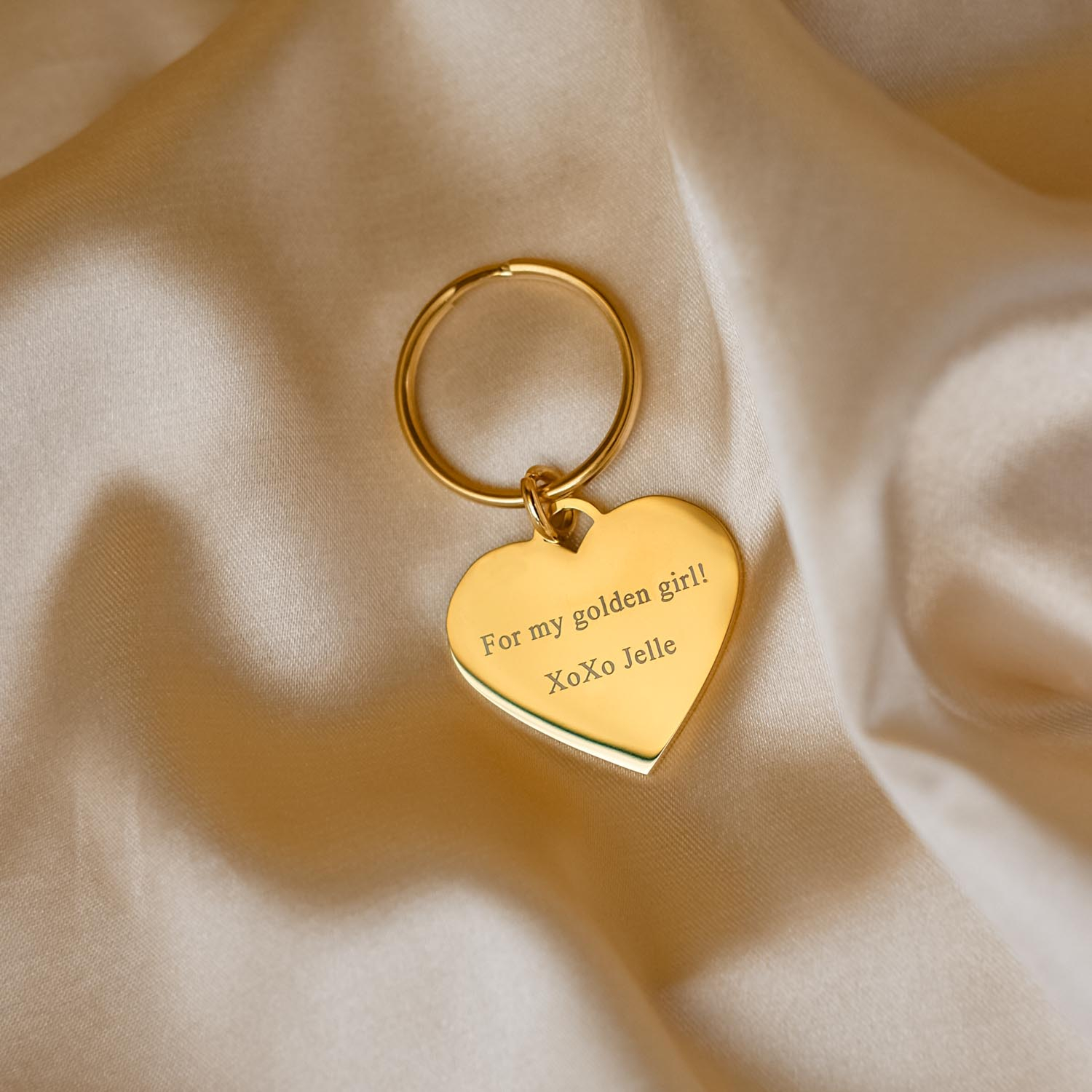 Gouden hartjes sleutelhanger met tekst op satijn