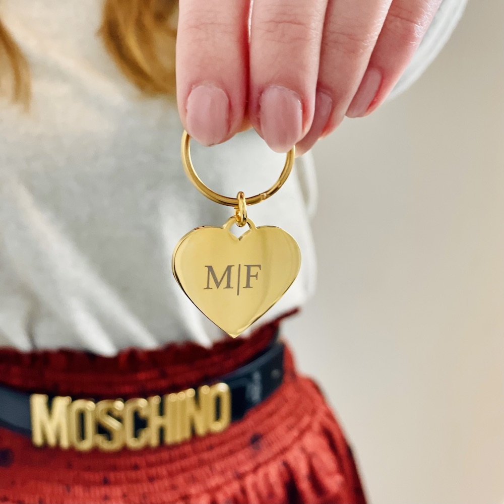 Vrouw houdt gouden sleutelhanger vast