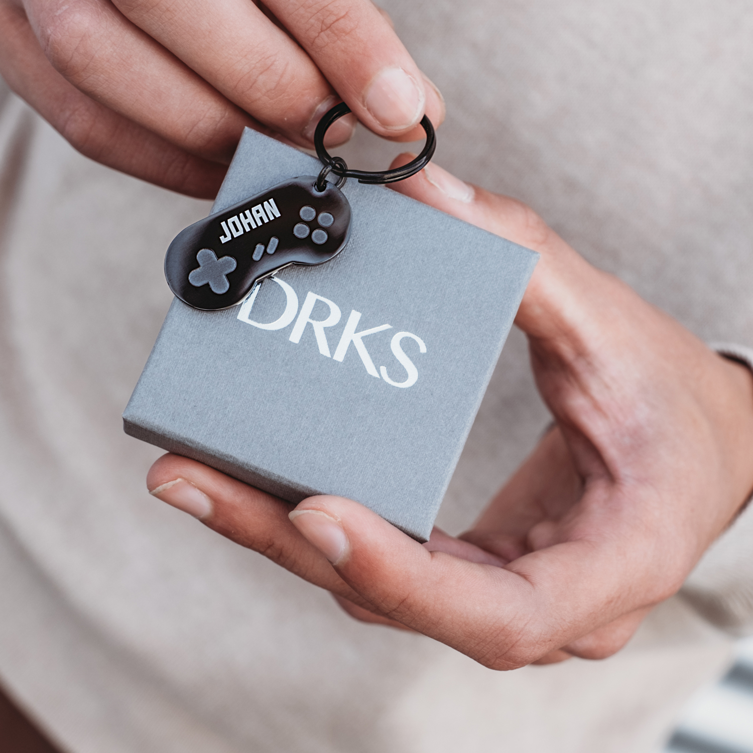 DRKS doosje met daarop Gamer Sleutelhanger met naam zwart