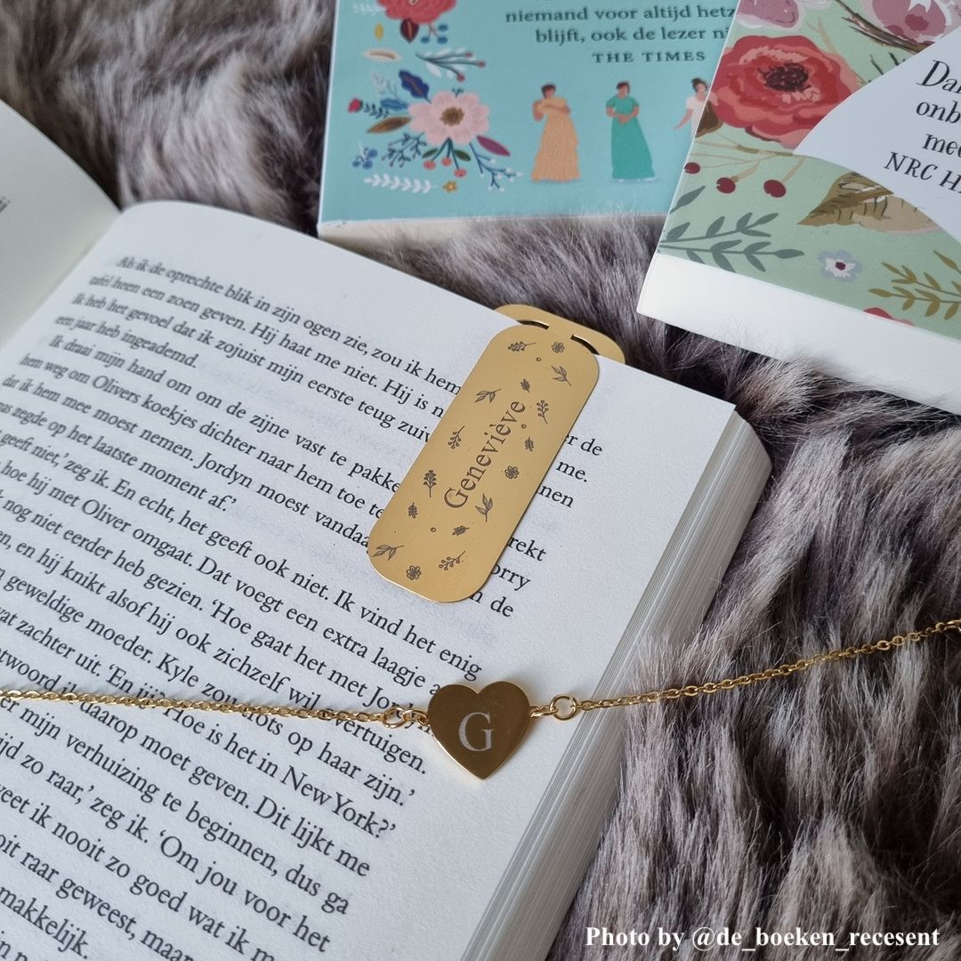 Influencer met boekenlegger en armband