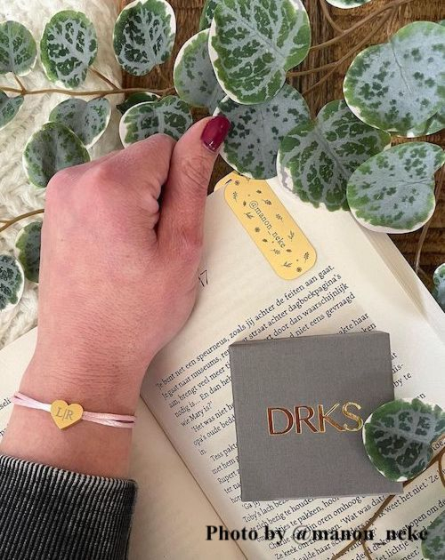 Influencer met accessoires van drks