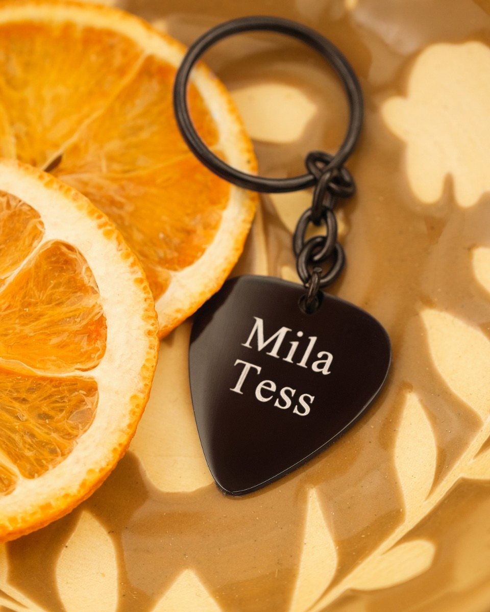 Zwarte sleutelhanger plectrum met gravering