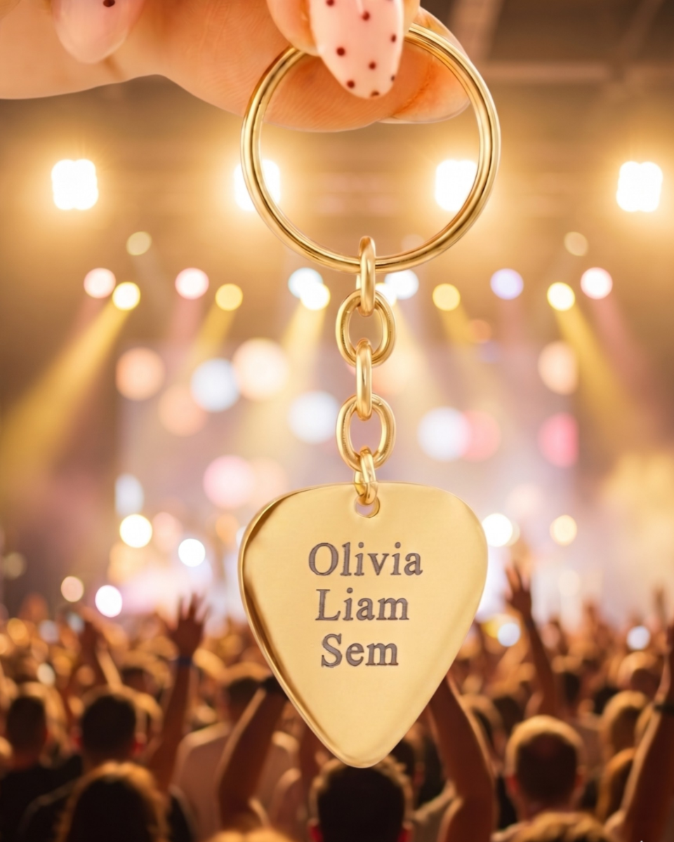 Gouden plectrum sleutelhanger bij concert