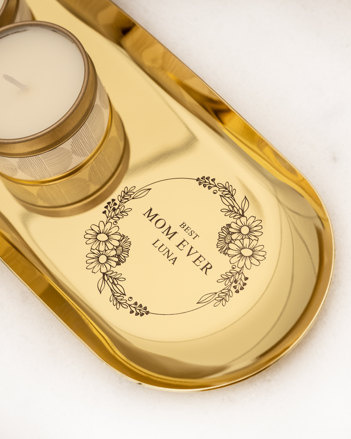 close-up van gouden schaaltje voor mama met gravering