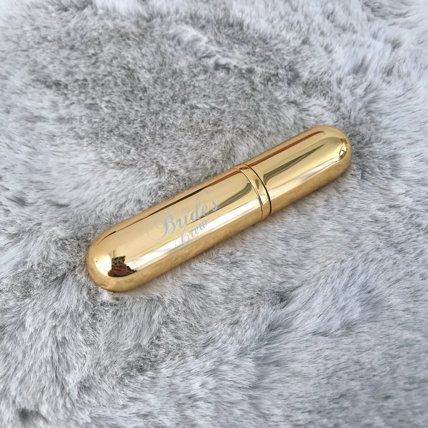 Gouden parfumverstuiver met daarop bride's crew