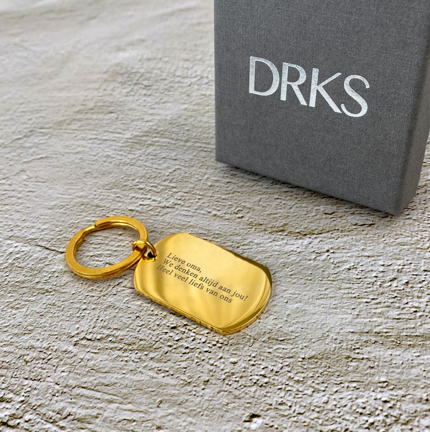 Trendy sleutelhangers in een gouden kleur met jouw gravering