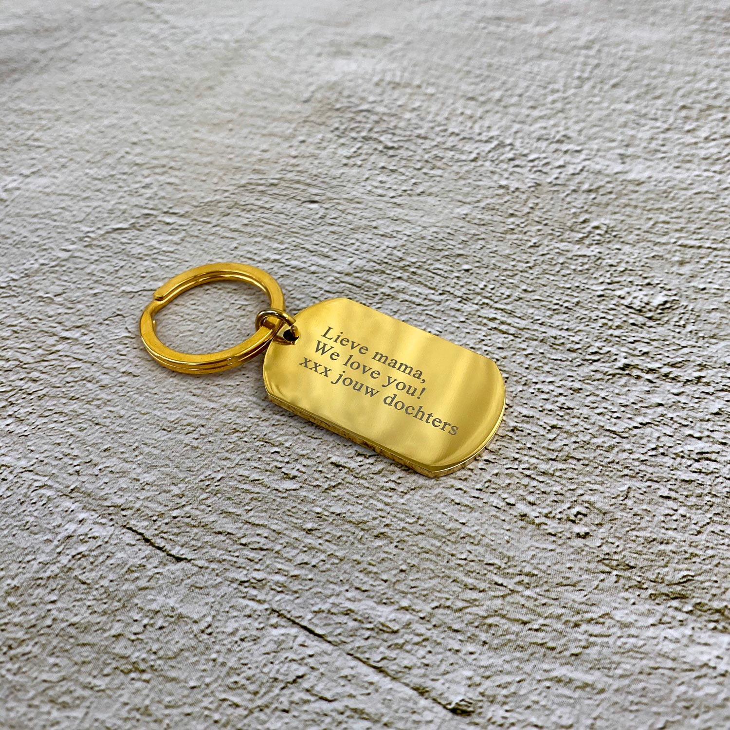 Gouden sleutelhanger op een marmer plaatje