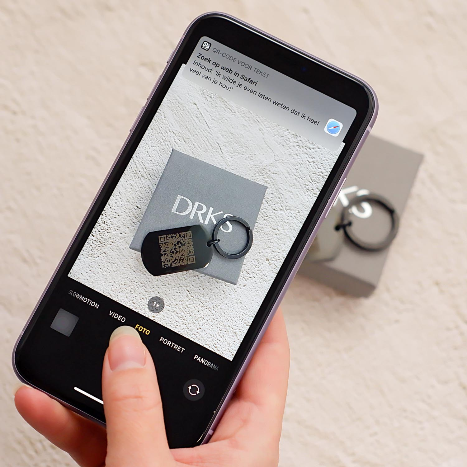 sleutelhanger met een qr code om te scannen