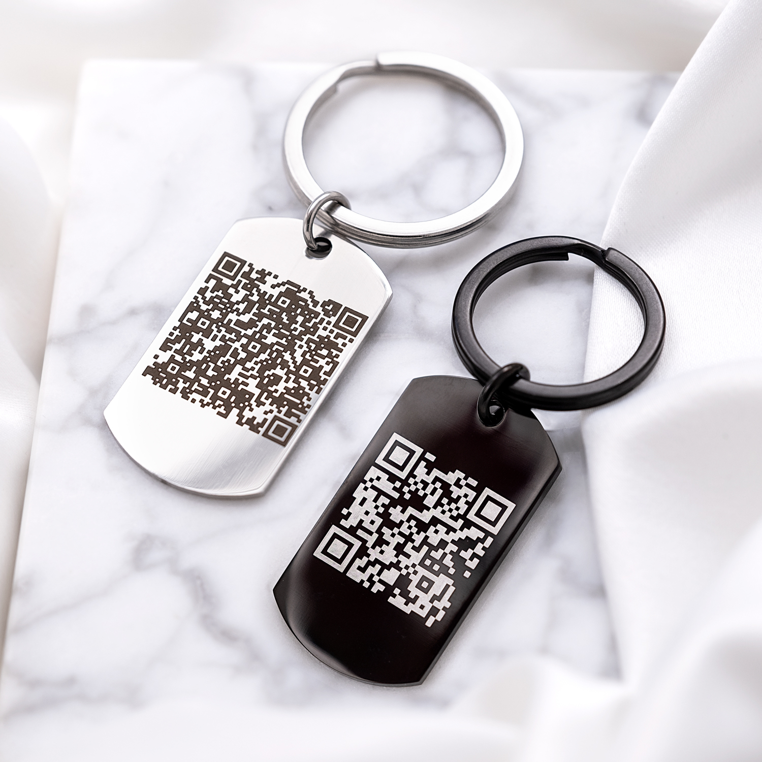 sleutelhangers qr code zwart en qr code zilver