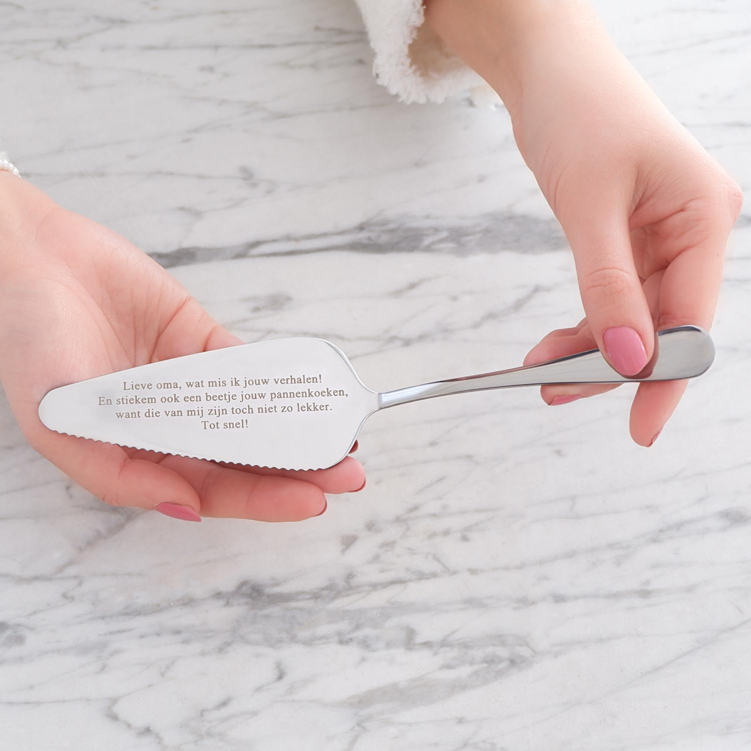 Taartschep met gravering in het zilver om cadeau te geven