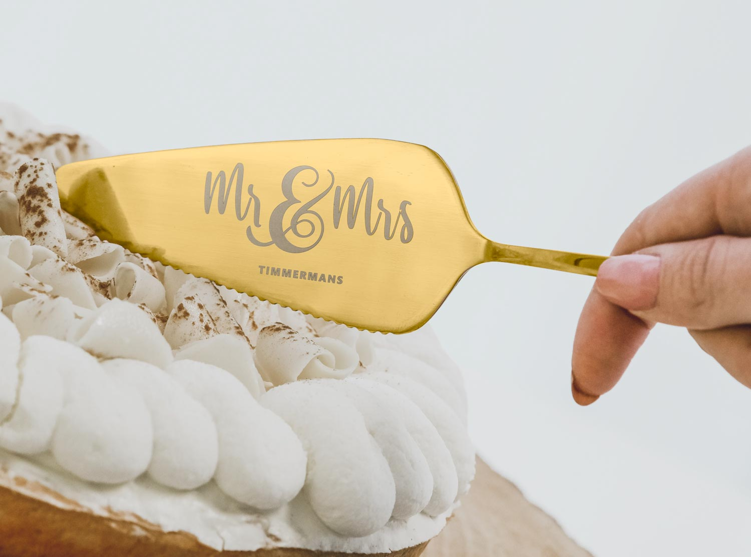 Gouden taartschep voor het bruidspaar om de taart aan te snijden