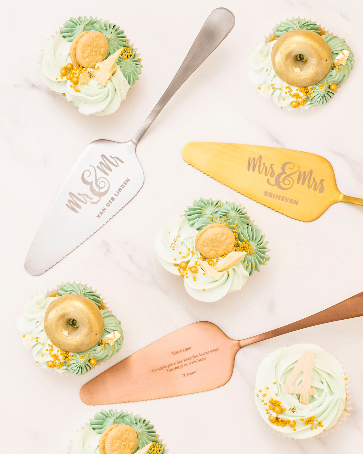 Verschillende gepersonaliseerde taartscheppen met cupcakes