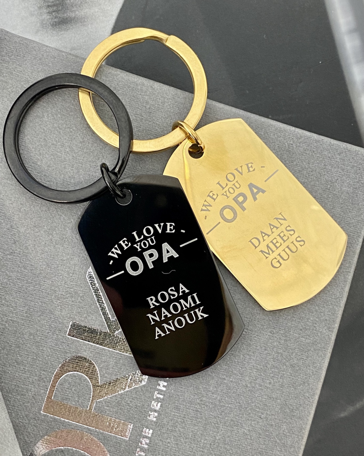 gouden en zwarte sleutelhangers voor opa