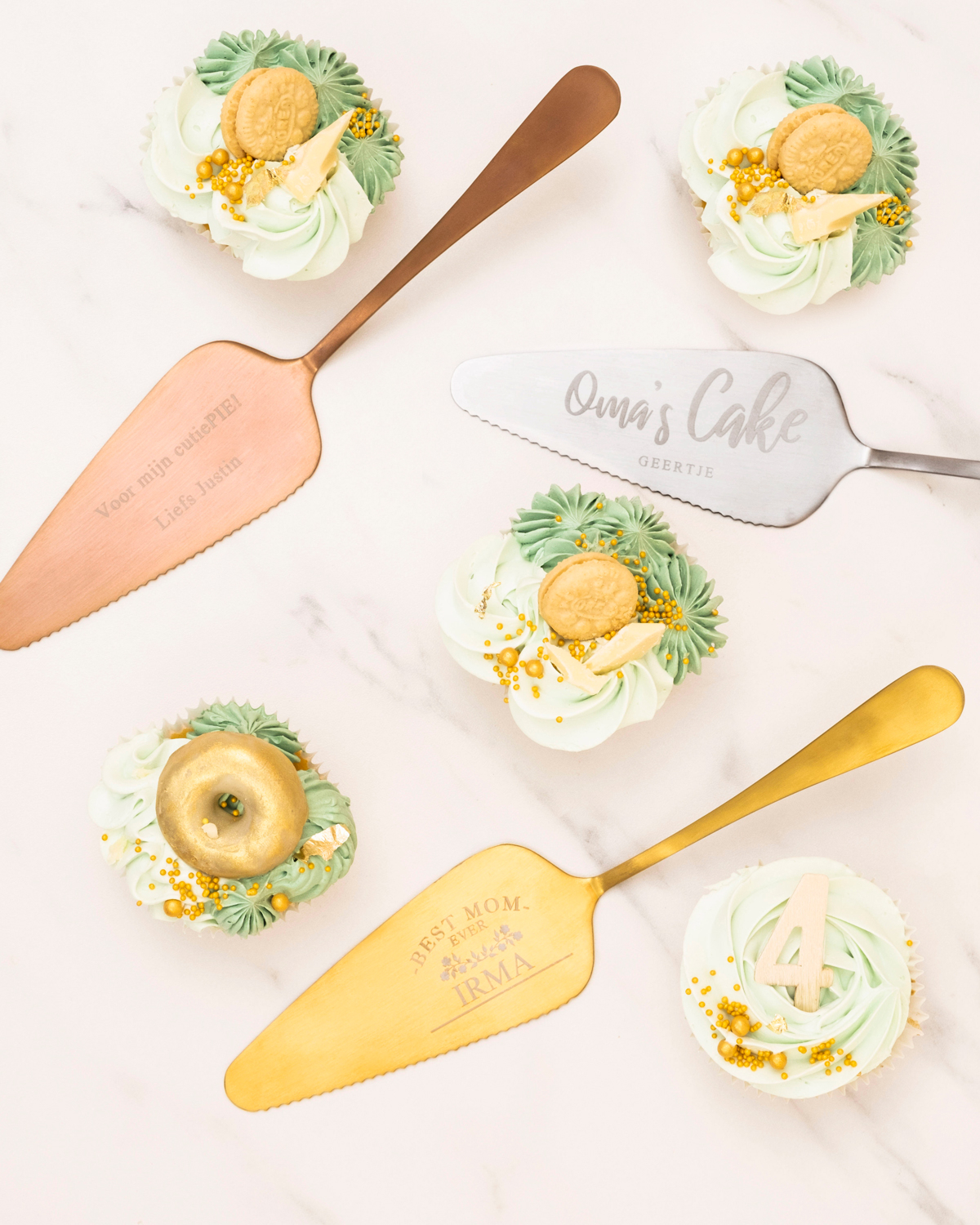Gouden zilveren en rose gouden taartschep met gravering en cupcakes